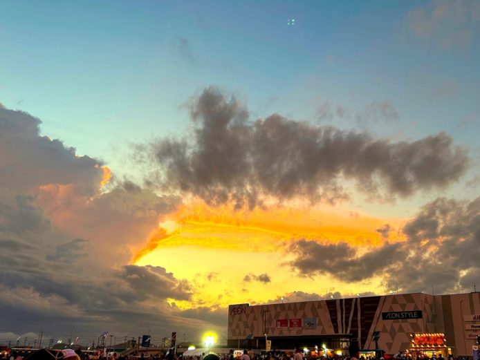 夕暮れと共に雲が消えていく！