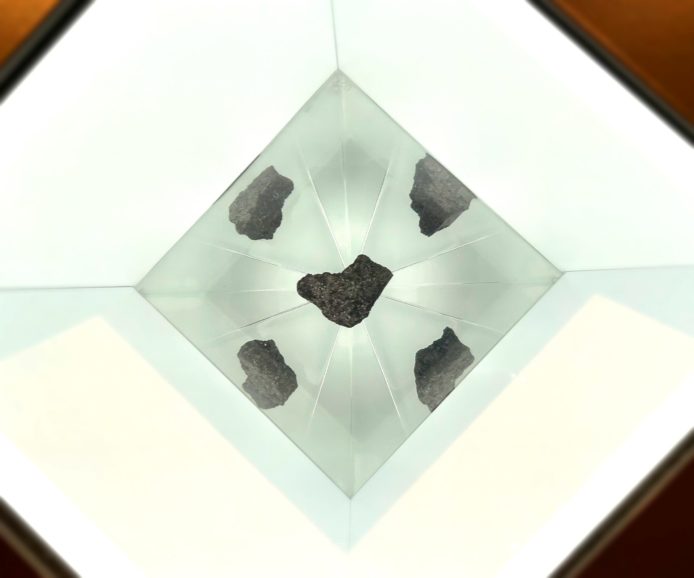 アメリカ館　月の石