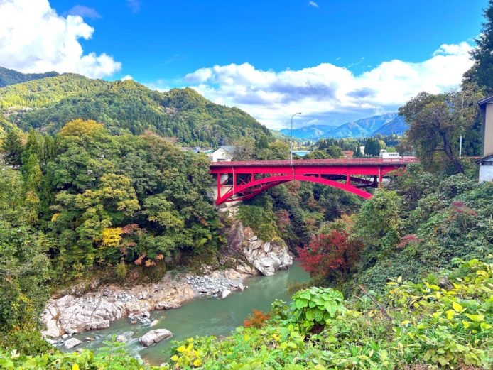 この旅はこの絶景からスタート!
奥飛騨温泉口駅すぐ近くの鉄橋です!