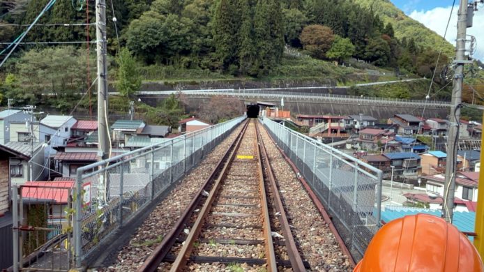 レトロな街並み そして迫りくるトンネル