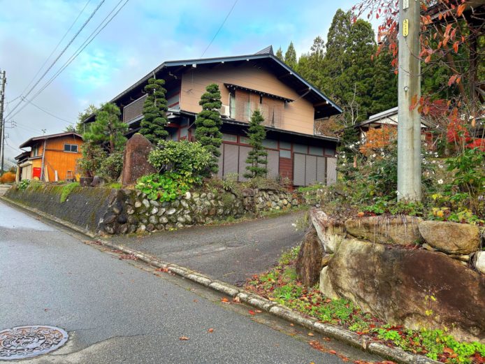 この道を右に曲がる