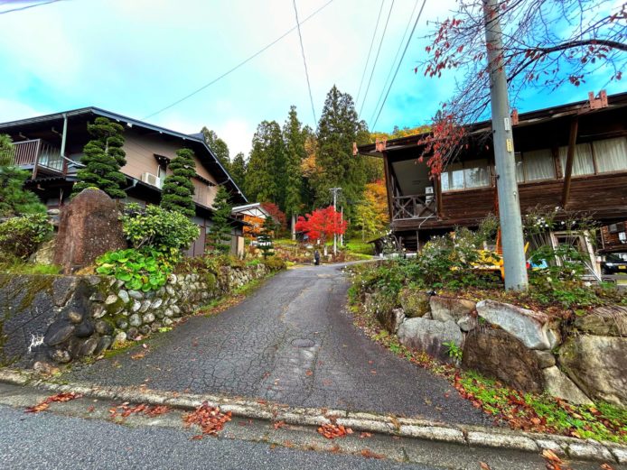 道が狭く、段差があります
実はわたしたち、車のサイドシルの下を擦りました…