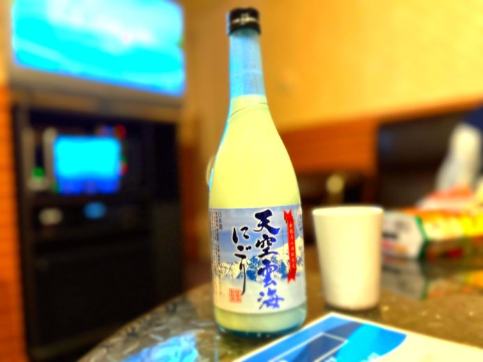 ぼくはロープウェイ山頂で買った酒を飲む