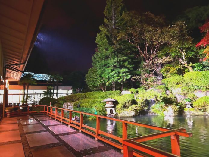 中庭の日本庭園は圧巻の一言！