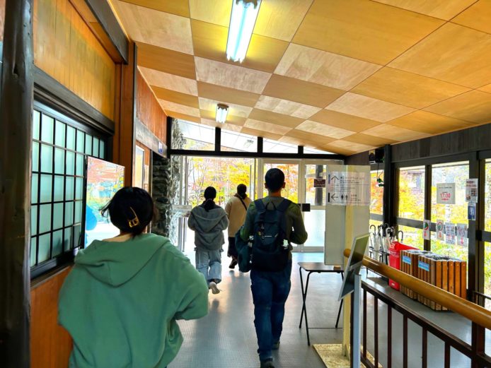 鍋平高原駅に到着